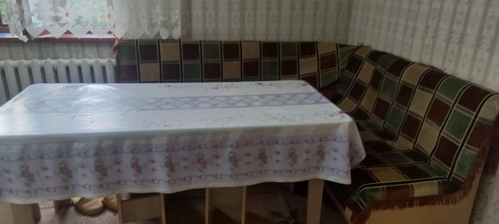 Продаёться Кухонный стол со стулями и диваном