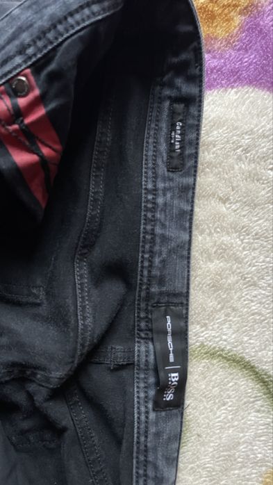 Vând blugi Porsche Boss