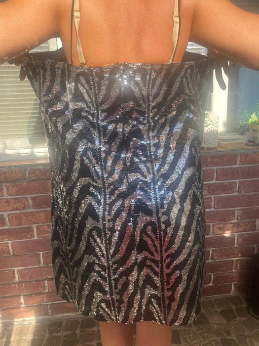 Нова много елегантна рокля на Mango Vioлета подходяща за официални пов