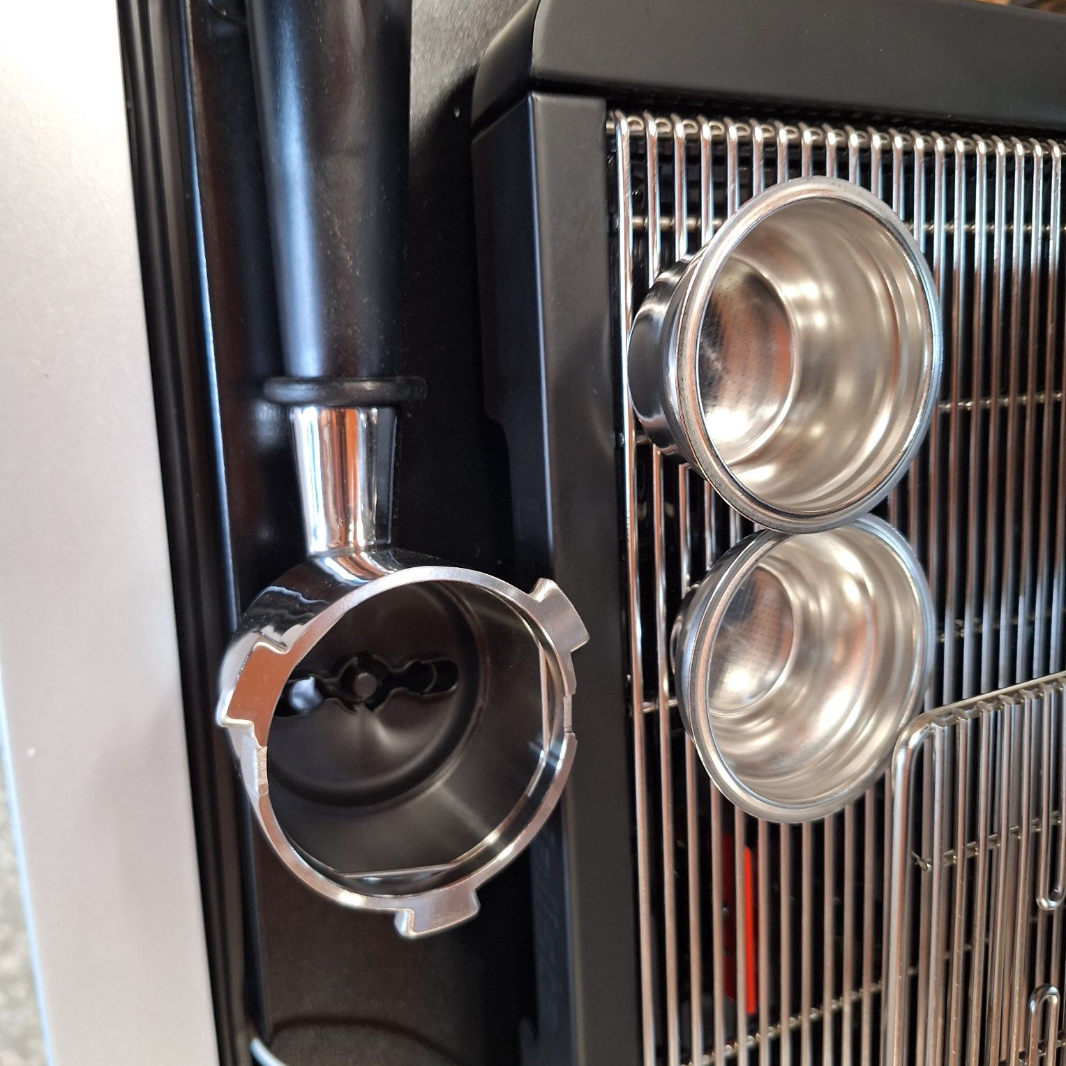 Еспресо кафе машина Delonghi La Specialista- нова мострена Бройка