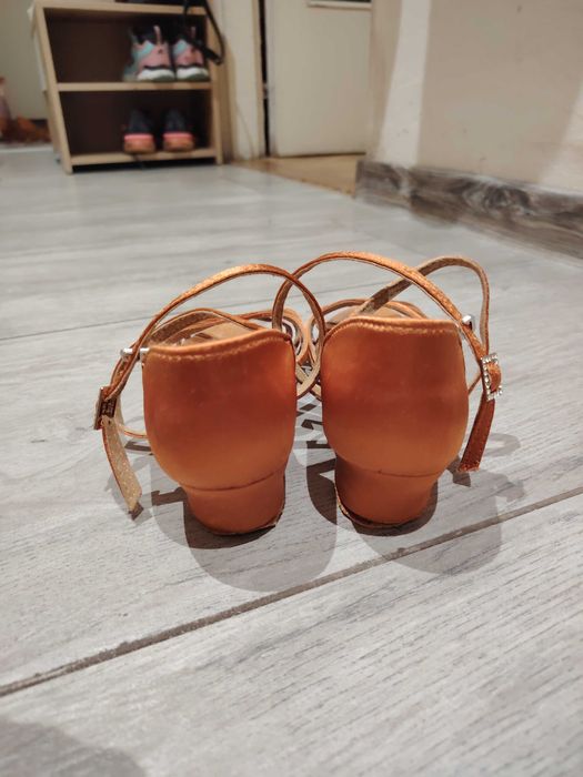 Обувки за латино танци