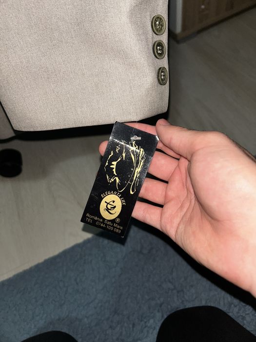 Vând costum în 3 piese pentru bărbați