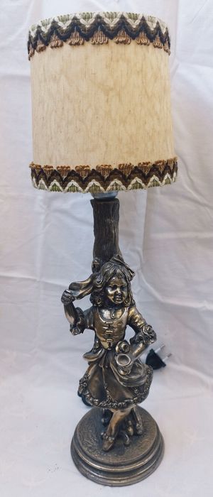 Veioze vechi, deosebite din rășină, pentru colectionari.