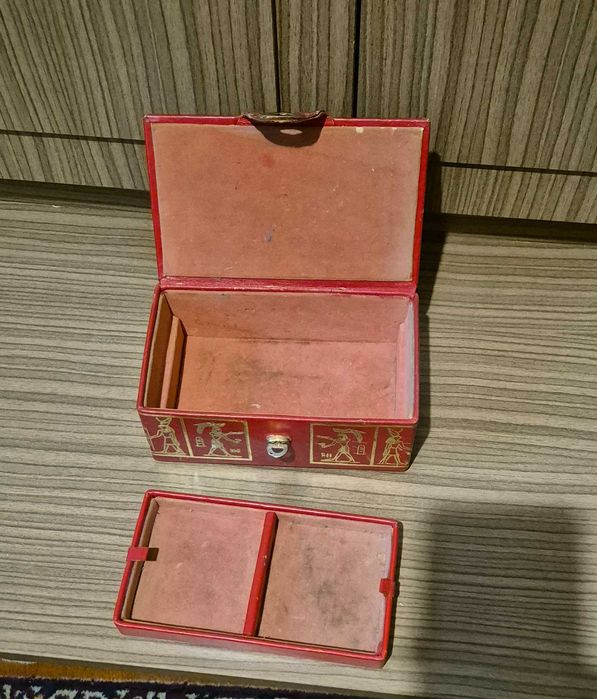 Шкатулки декоративные и изделия из дерева , кожи , керамики и металла.