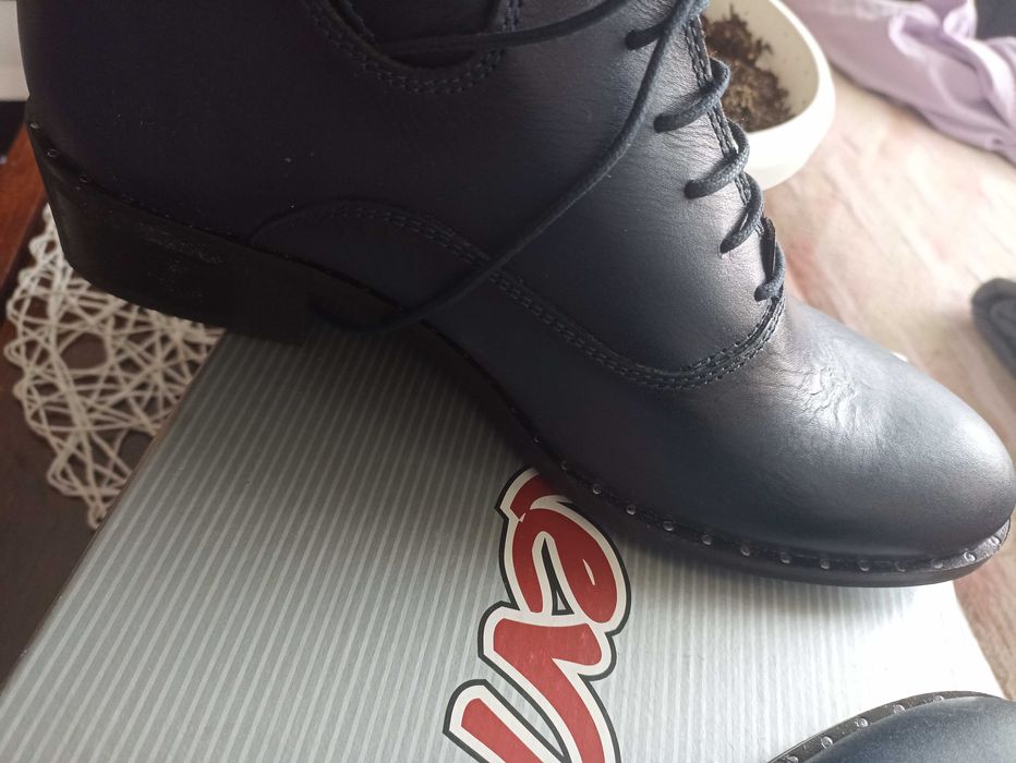 Дамски елегантни тъмносини обувки с ток