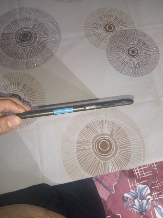 Vând tableta Lenovo TB-X104F