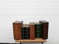 Огромен дървен макет на стари книги като библиотека. Стилна мебел.