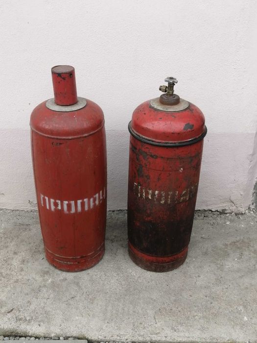 Vand 2 butelii Rusesti