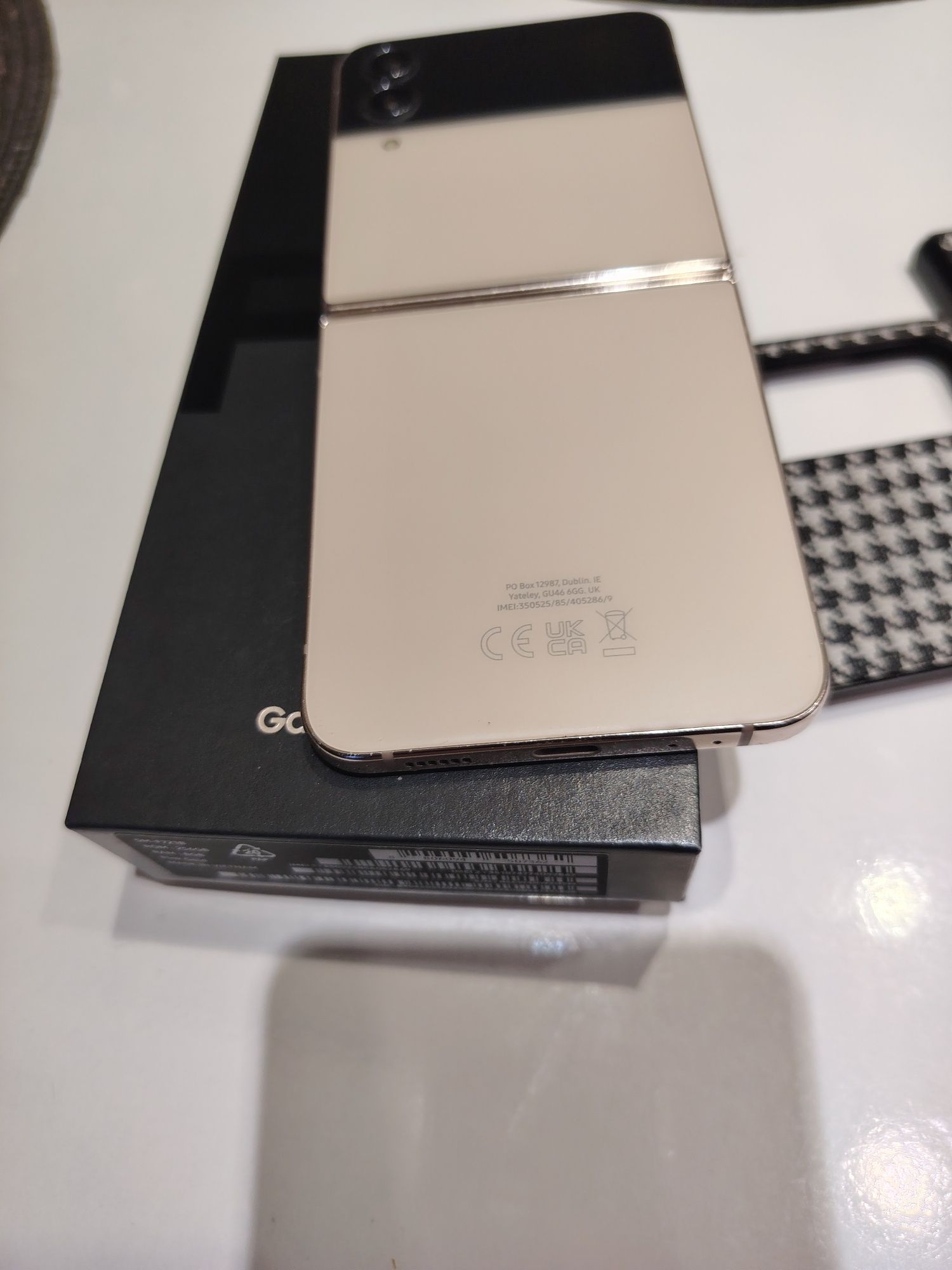 Продавам Samsung Z Flip 4