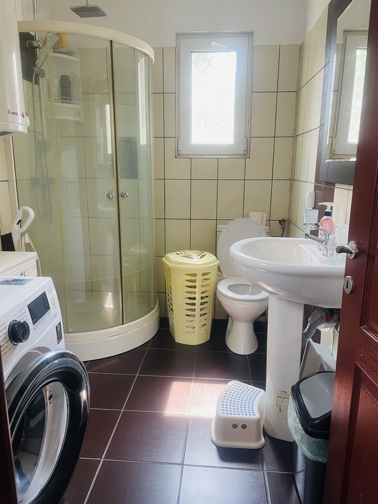 Vila cu 5 camere, terasa, garaj și grădină de închiriat