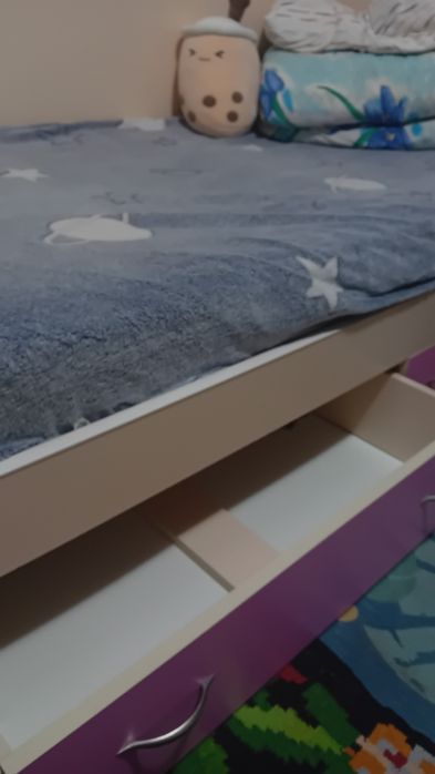 Pat de o persoana cu 2 sertare de depozitat roz + saltea