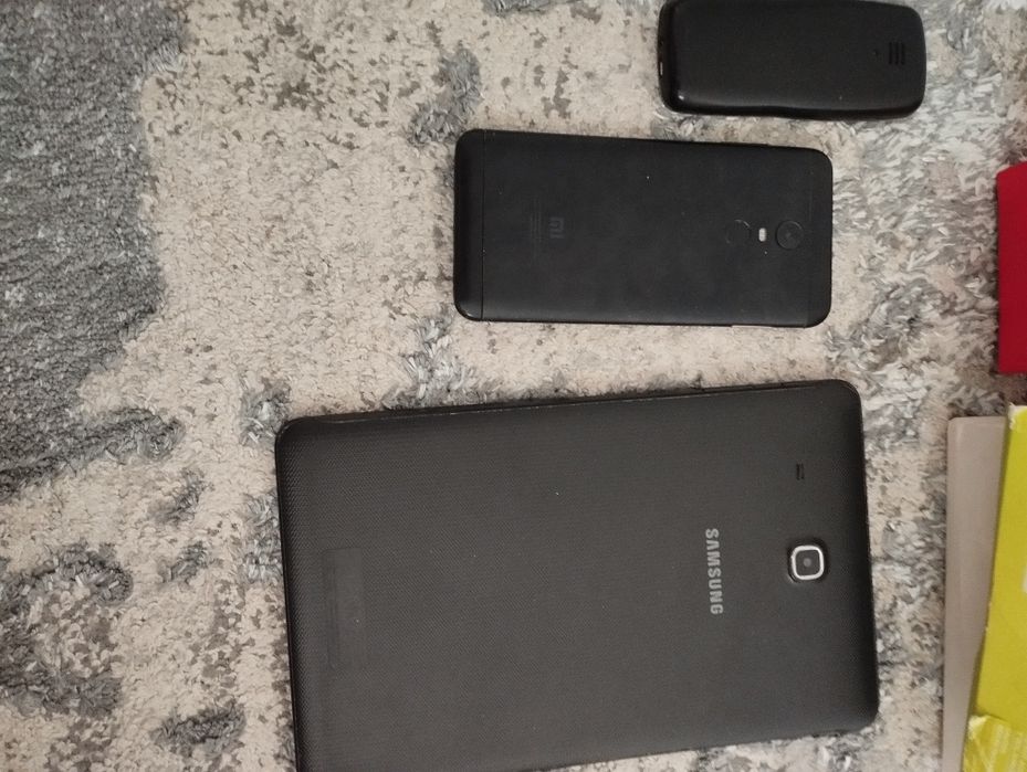 телефоны 3штук.за все 250тысячь.уступка есть