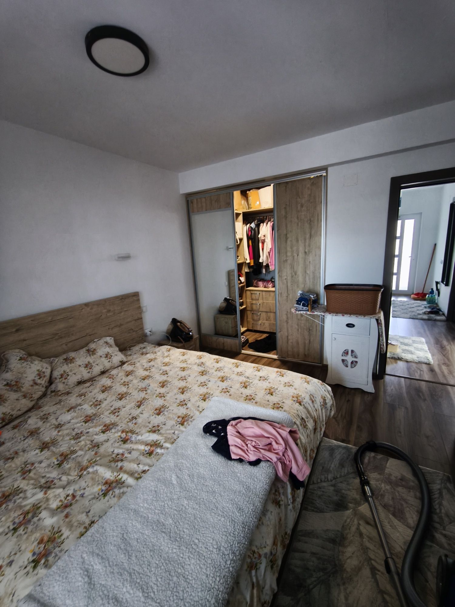 Vând apartament 3 camere, 84mp, cf1-decomandat, zona Trivale-campului