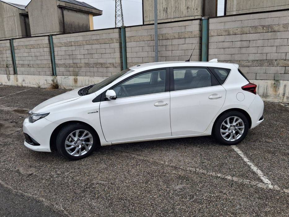 Toyota Auris Hybrid hatchback facelift 2015