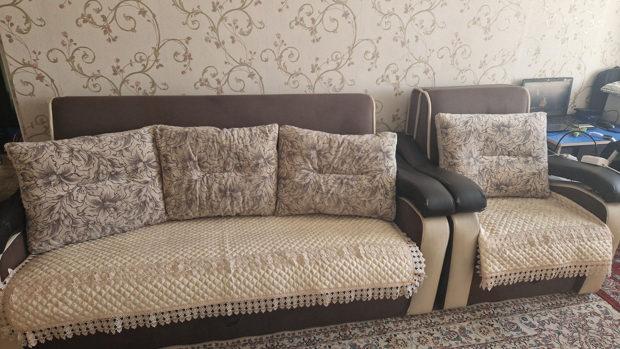 Продам диван+кресло кровать с подушками