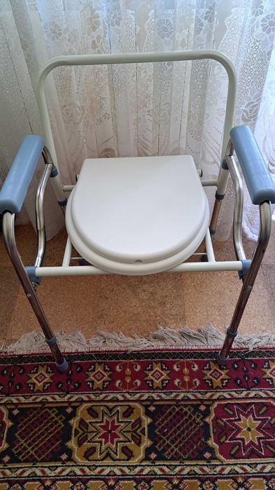 Vând scaun mobil cu oliță