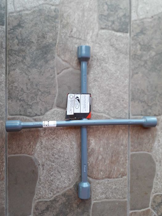 Vând cheie pentru prezoane roți