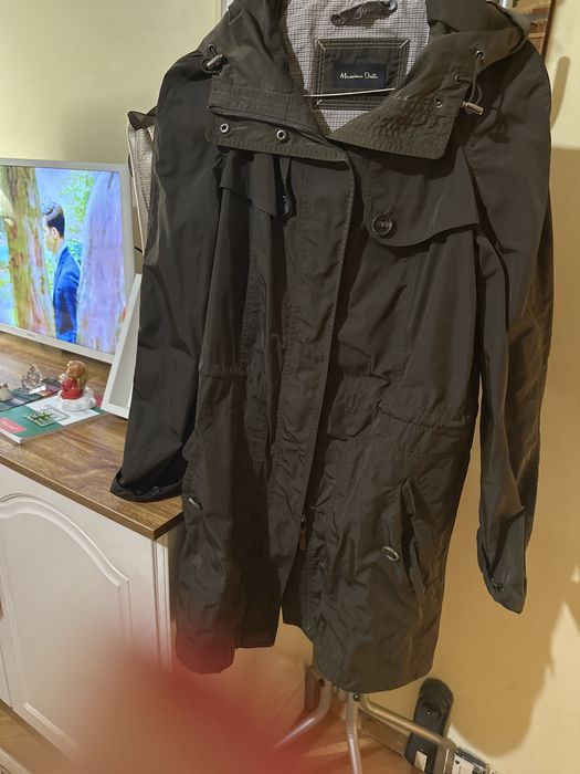 Класически модел в кафяво дълго яке на Masimmo Dutti. Стилно