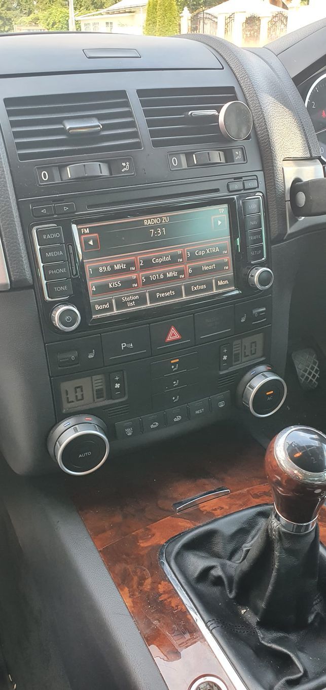 Dezmembrez Vw Touareg facelift an 2008 motor 2.5 tdi BPE BAC 128 kw 174 cp radio navigatie Cd player touchscreen catalizator filtru particule timonerie nuca schimbator etrier etriere prag praguri stanga dreapta ansamblu cui carlig remorcare dezmembrari