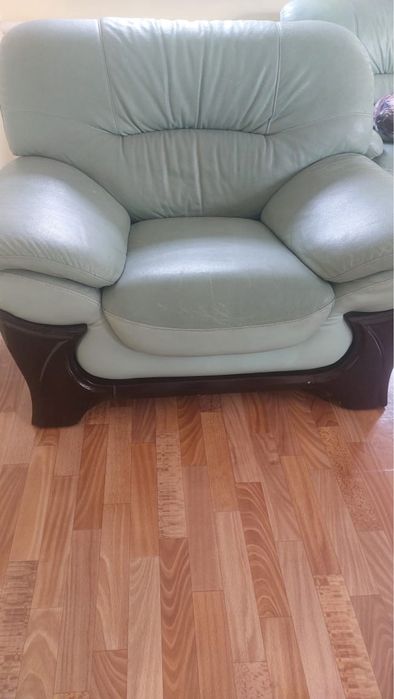 Продам кожаный диван с креслом