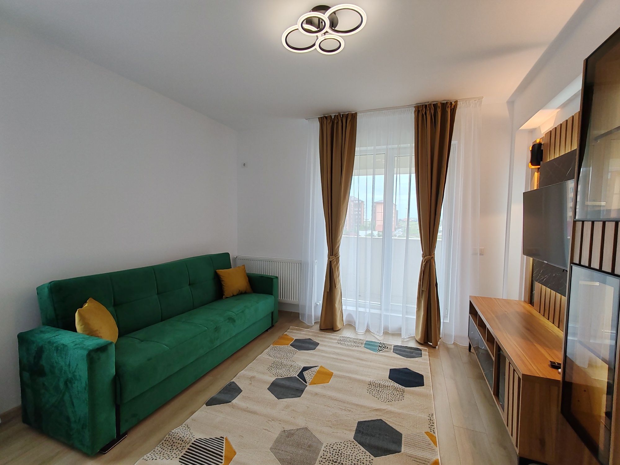 Închiriez apartament cu  2 camere