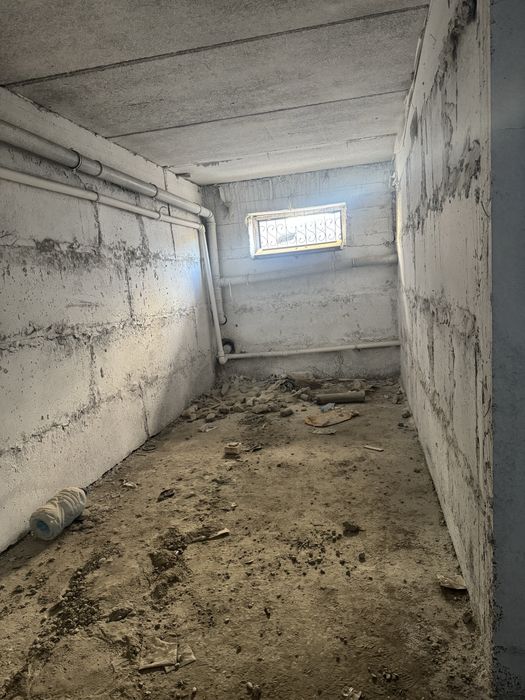 Тезда 1 хонали гиштли квартира сотилади 40 м2+ 40 м2  подвали билан