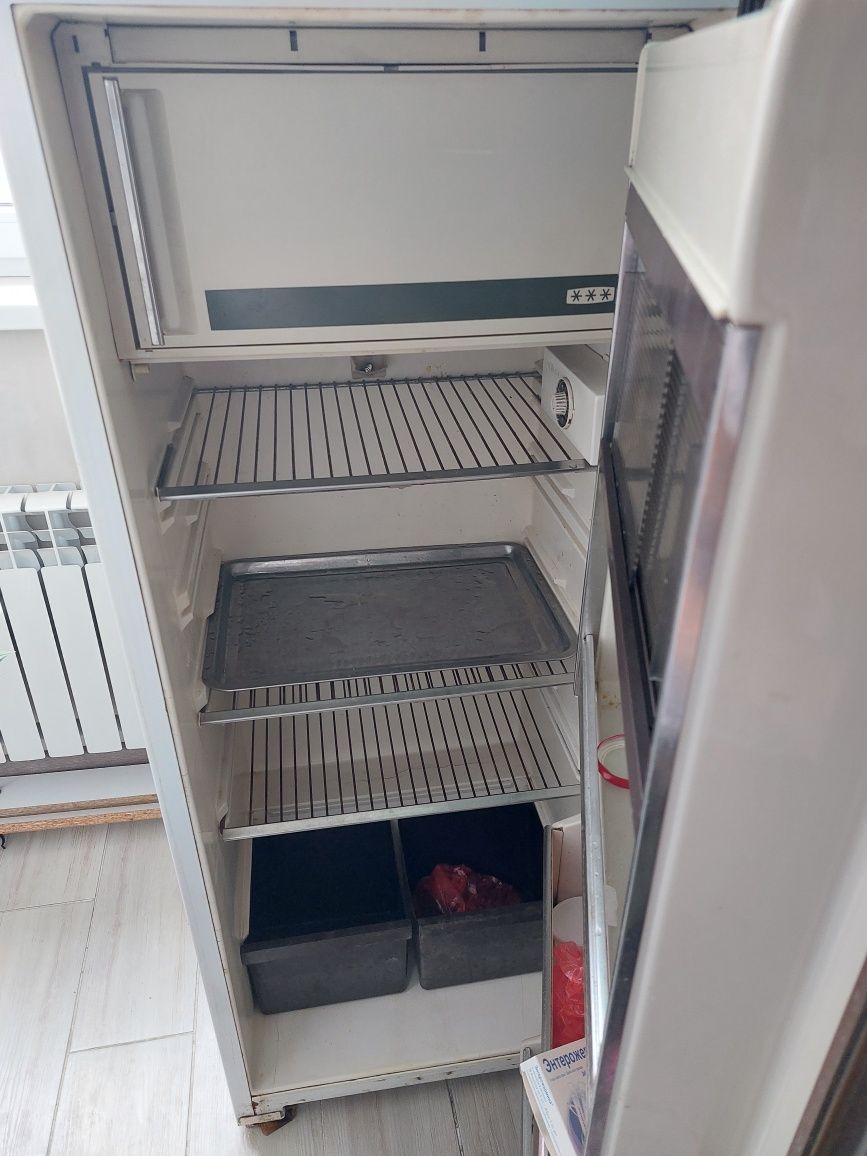 Холодильник старый