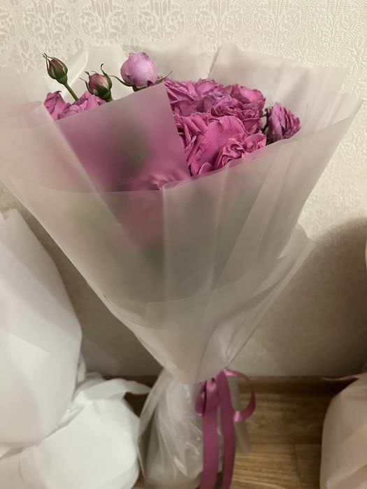 Цветы «кустовые розы» и розовые розы,