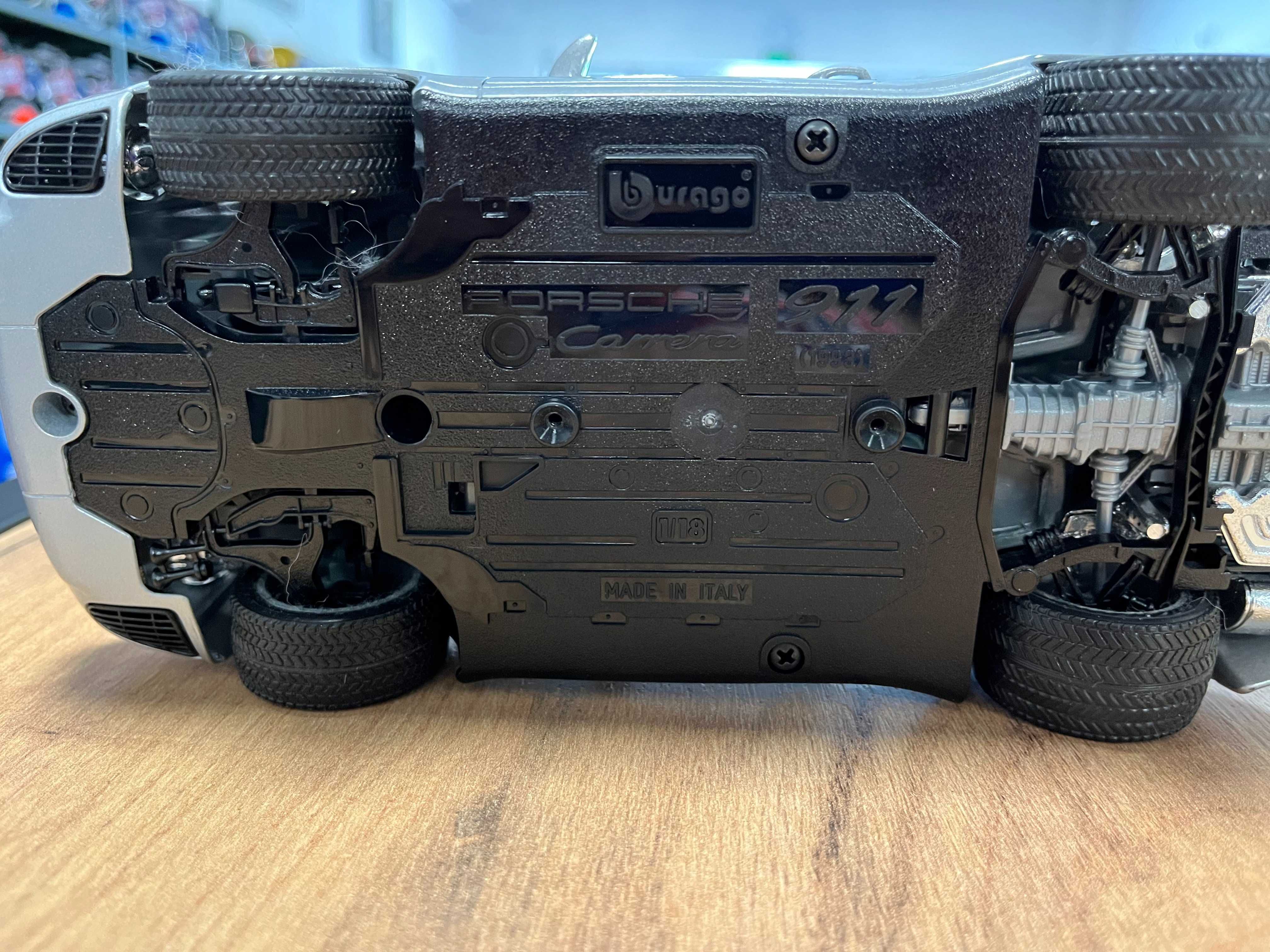 Метална колекционерска количка модел  BBURAGO PORSCHE 911  993  1:18