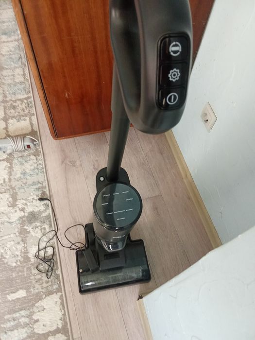 Продам вертикальный пылесос