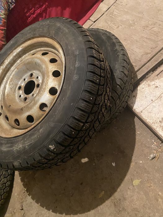 Продам 2 шины R 14 шипы среднем состояние