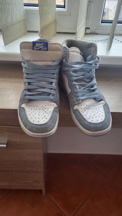 Jordan 1 Hyper Royal mid