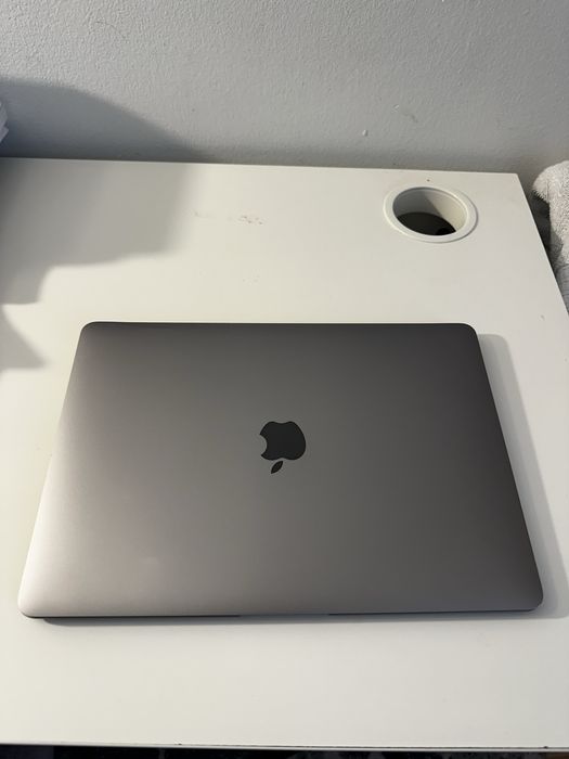 Macbook Air  13” m1 Late 2020 8 GB RAM 256 GB storage