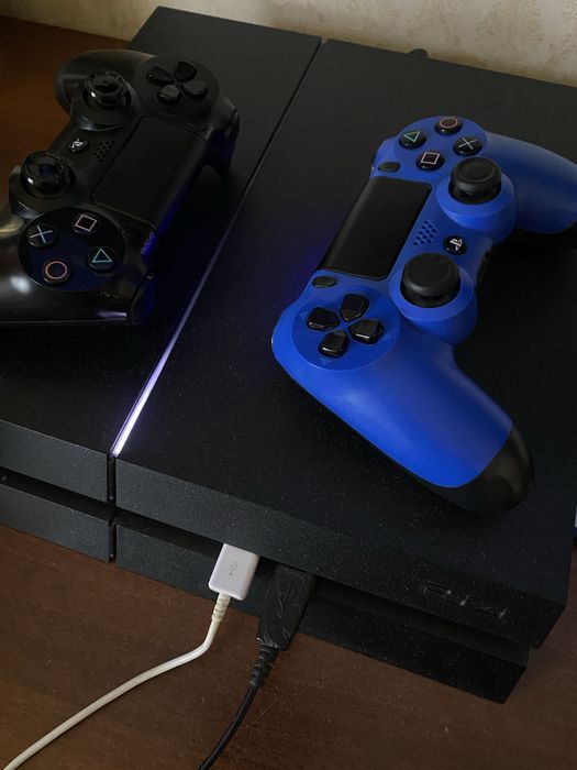 PS4 500 gb, 9 игр + 2 джойстика