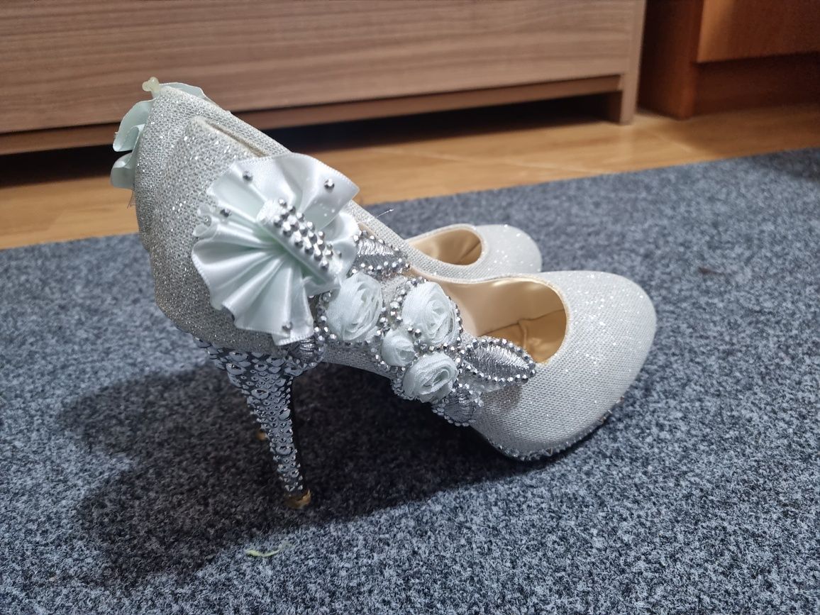 Pantofi stiletto noi marime 39