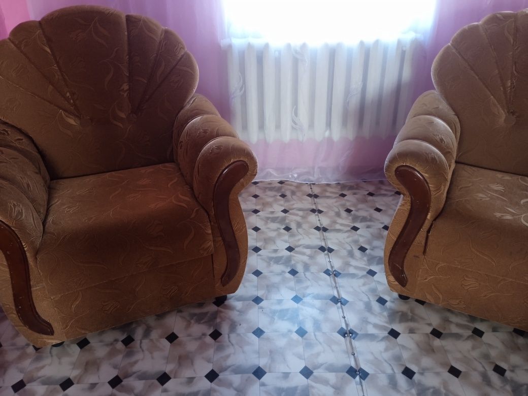 Продам диван с креслами.