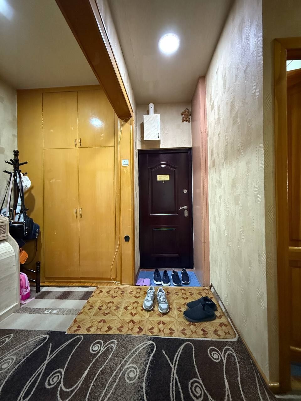 СРОЧНО . Юнус абад 16 кв 3х 1 этаж