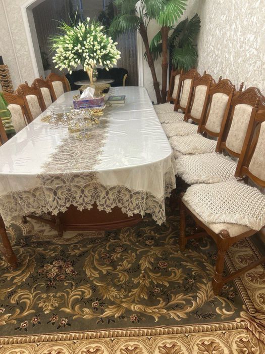 Stol stul sotiladi yongʻoq darahtidan yasalgan