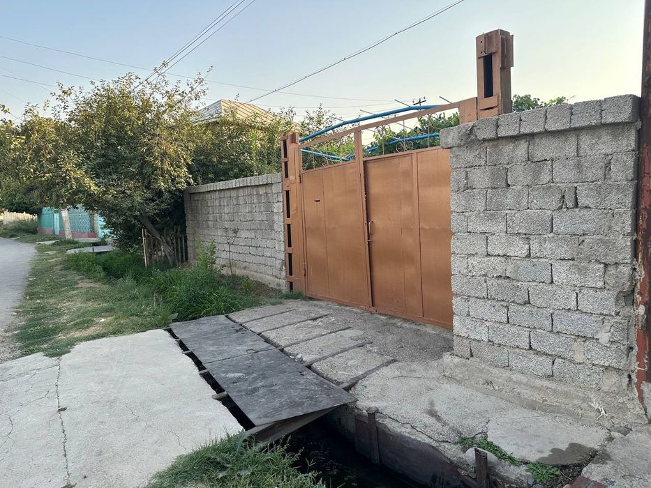 Продается дом с удобной локацией с фруктовым садом.