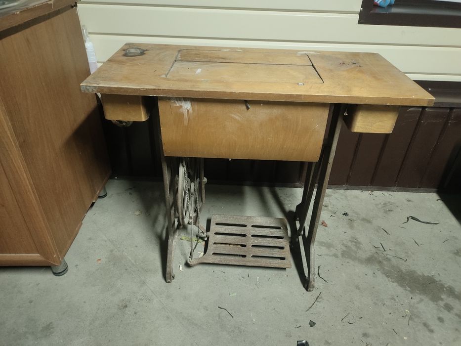 Машинка швейная старинная , антиквариат