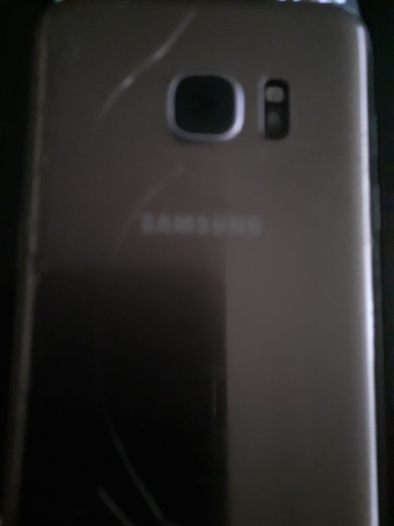 Vând foarte convenabil un telefon Samsung Galaxy s7 100 lei