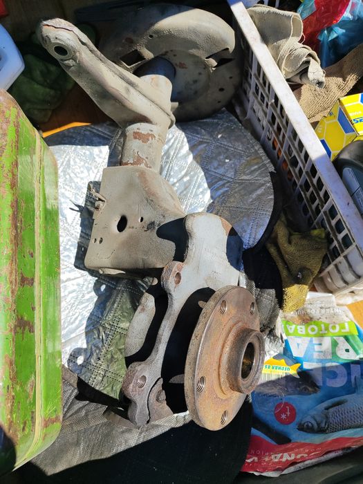 Цапфа Ауди 100 с4  правая