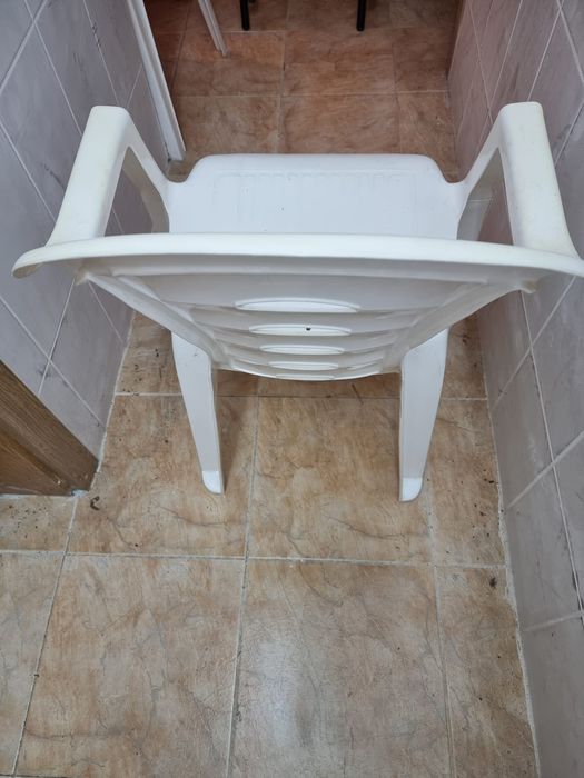 Пластмасови стол с облегалка - 1бр., масичка ниска, 3бр.табуретки