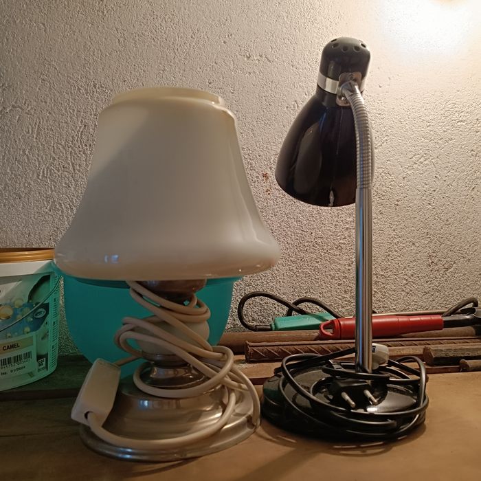 Продавам две настолни лампи.