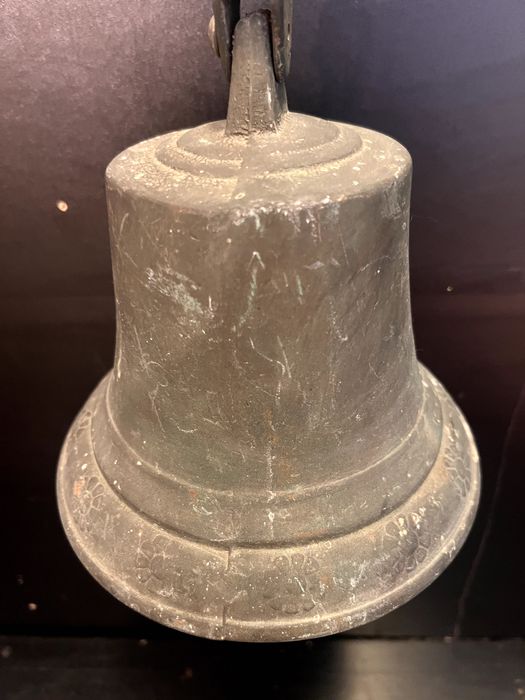 Clopot vechi,de mari dimensiuni realizat din bronz masiv