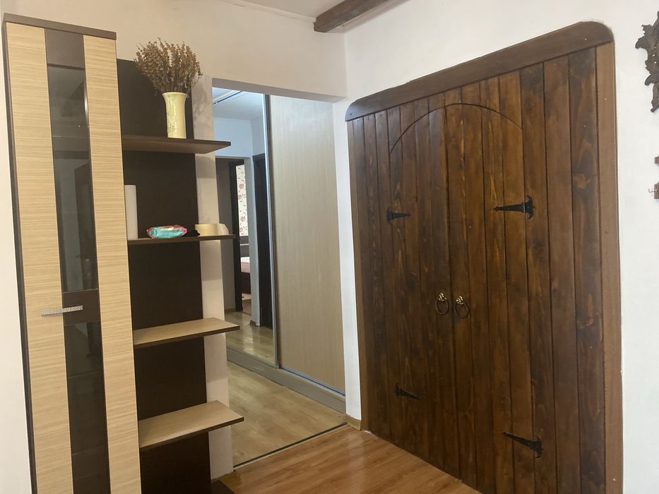 Inchiriez apartament cu 3 camere