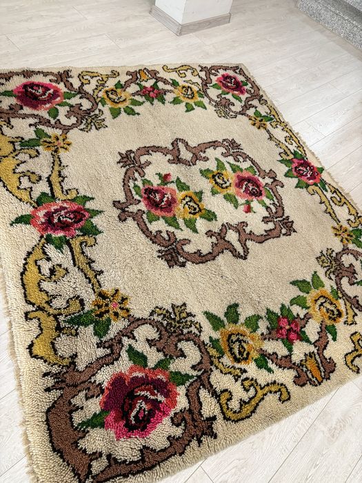 Старинни килими, пътеки, губери и одеала