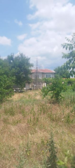 Продавам двуетажна къща с дворно място