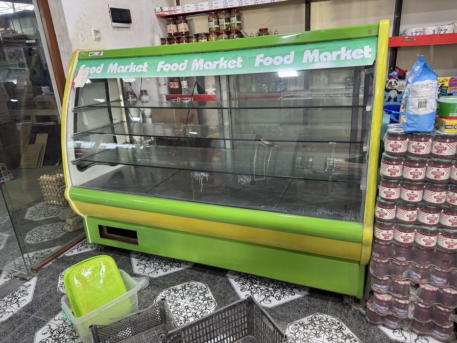 Холодильная ветрина срочно продаётся