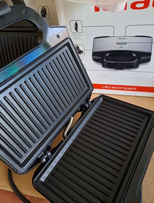 Sandwich-maker Tefal SM157236, 700W, maner izolat, sistem de blocare,